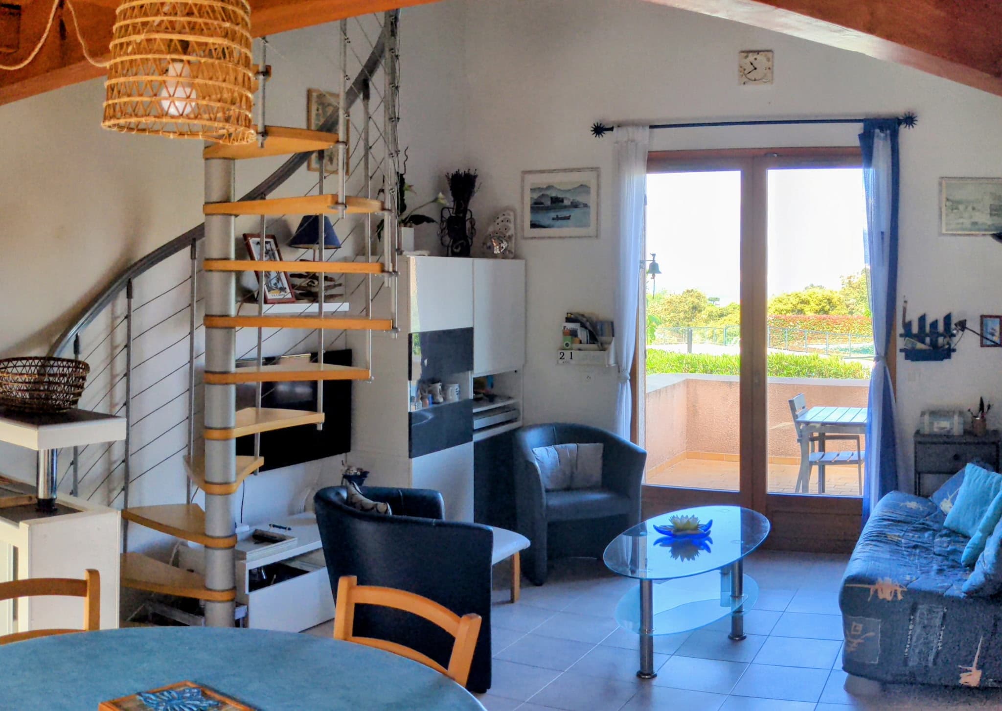 Salon avec accès à la terrasse