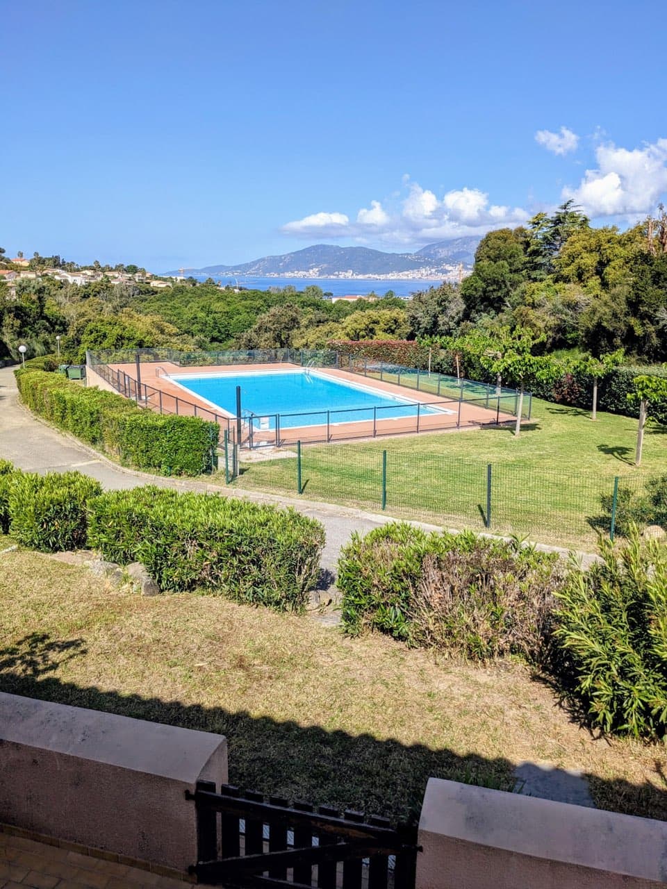 Piscine commune avec vue mer