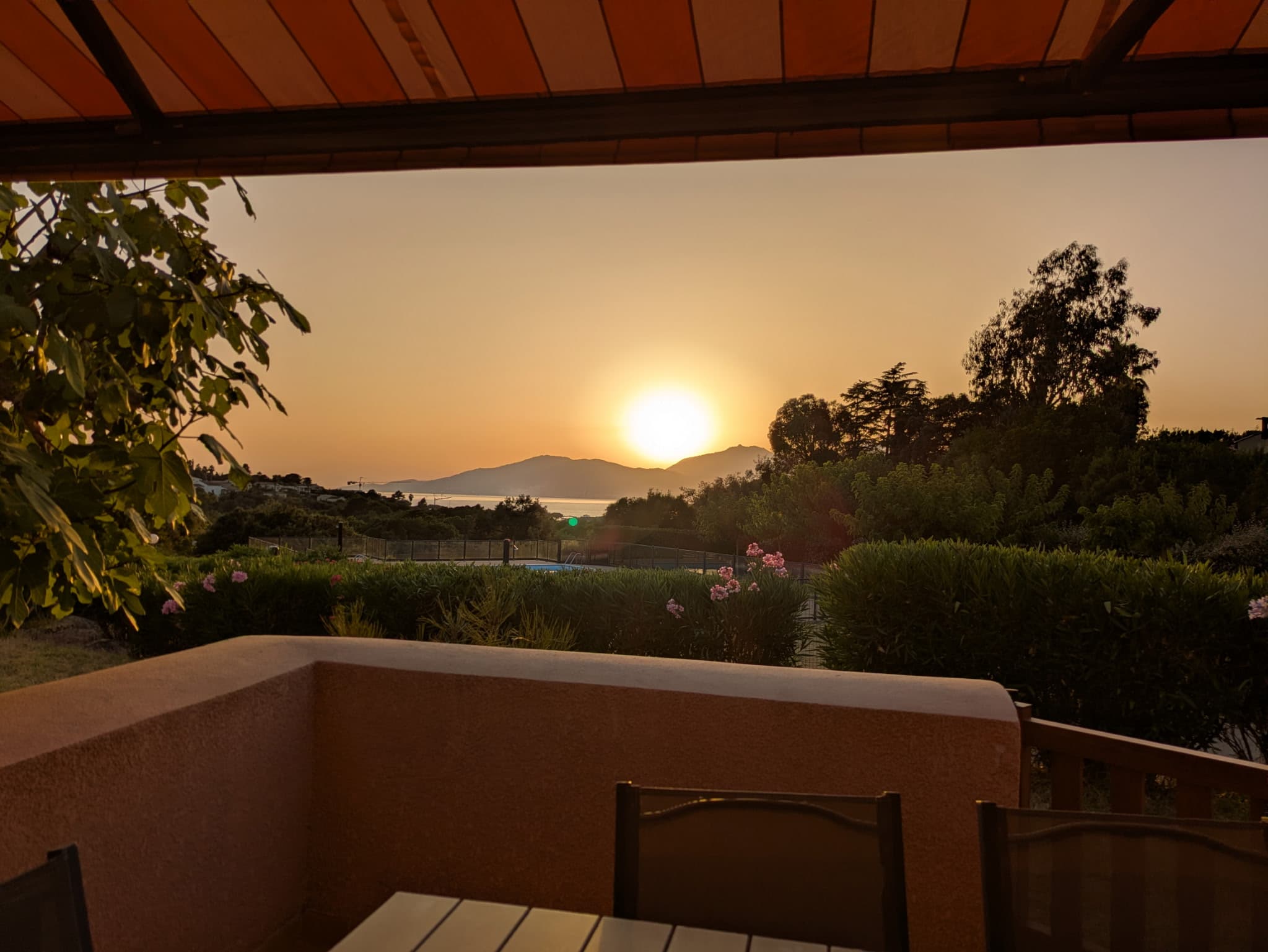 Vue depuis la terrasse au coucher du soleil
